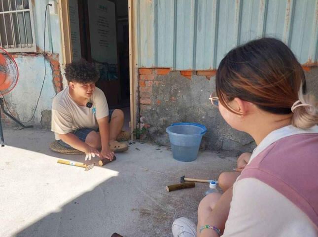 社區姊姊講解如何敲製樹皮燈